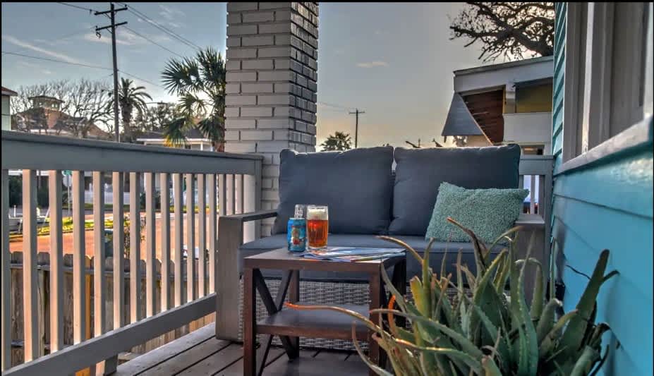 spacious and perfect for families! walk to beach! - Picture 3