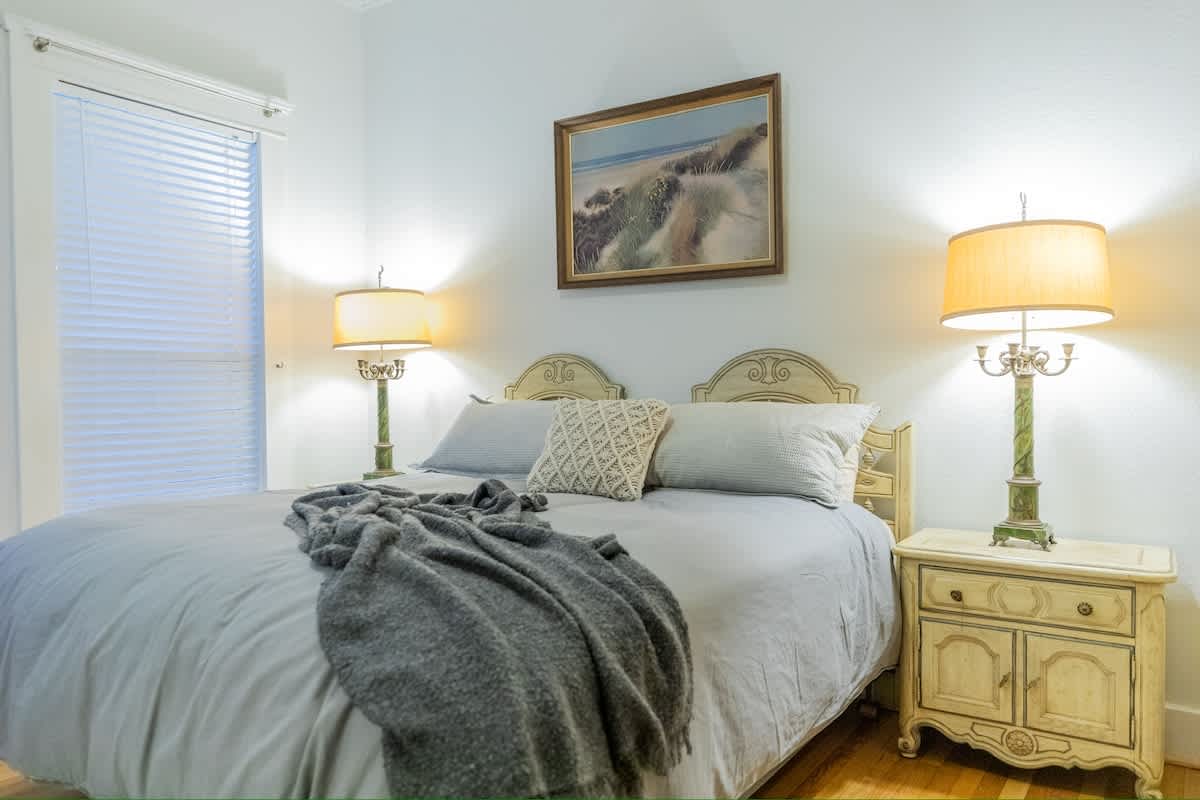 spacious and perfect for families! walk to beach! - Picture 7