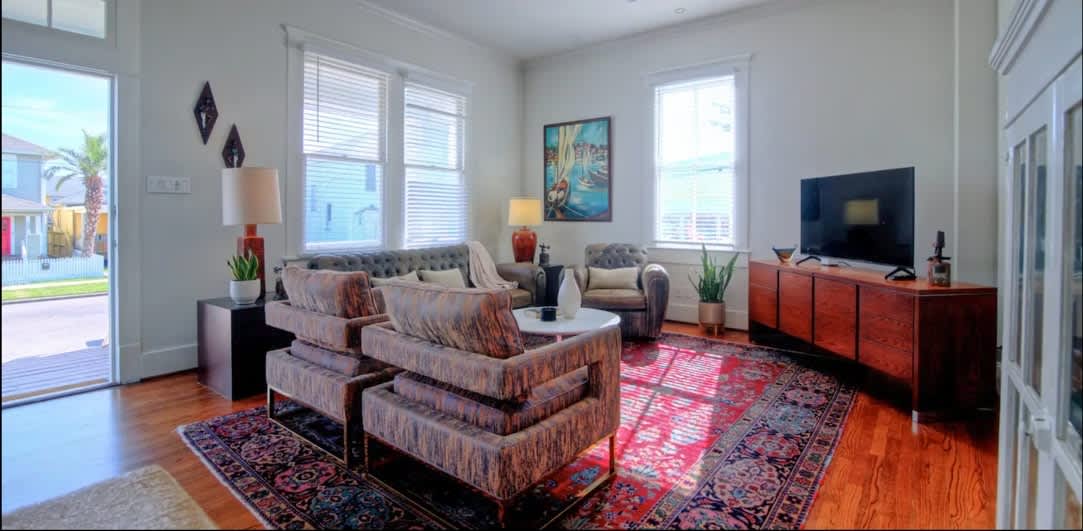 spacious and perfect for families! walk to beach! - Picture 24