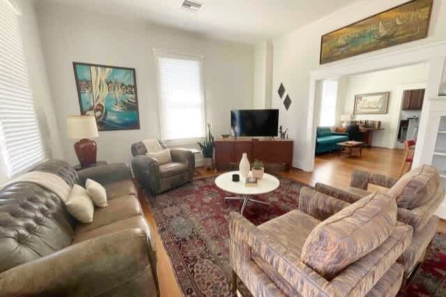 spacious and perfect for families! walk to beach! - Picture 5