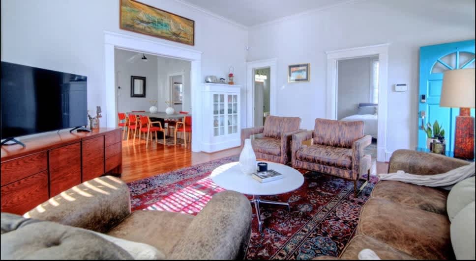 spacious and perfect for families! walk to beach! - Picture 16