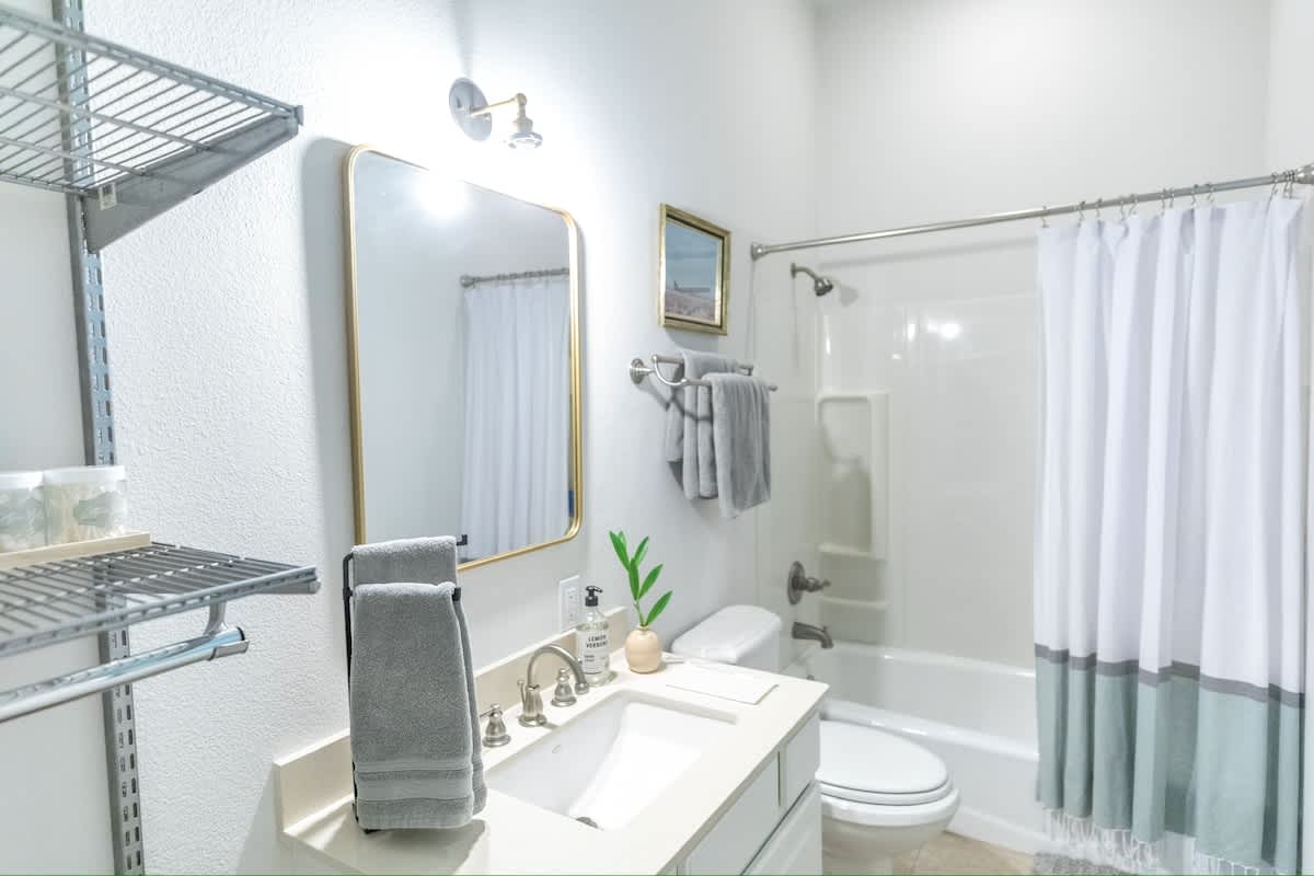 spacious and perfect for families! walk to beach! - Picture 10