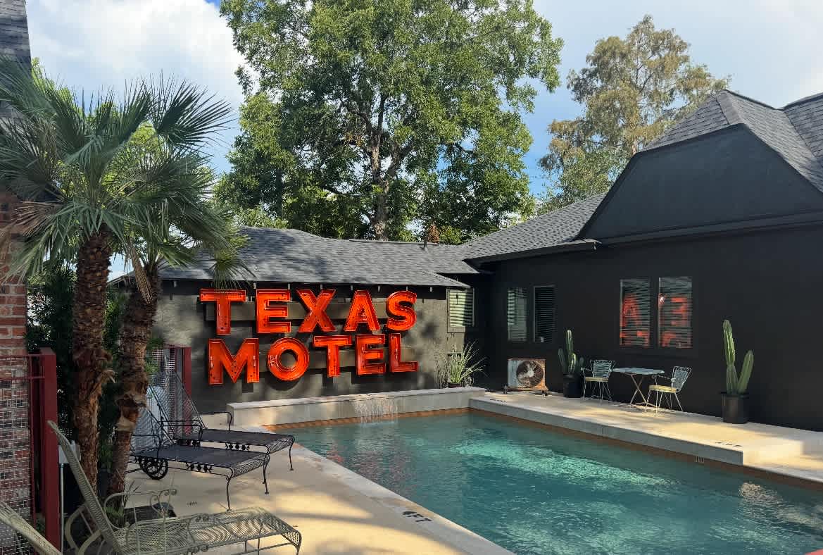 the escape: pool, hot tub, Easy World Cup Access