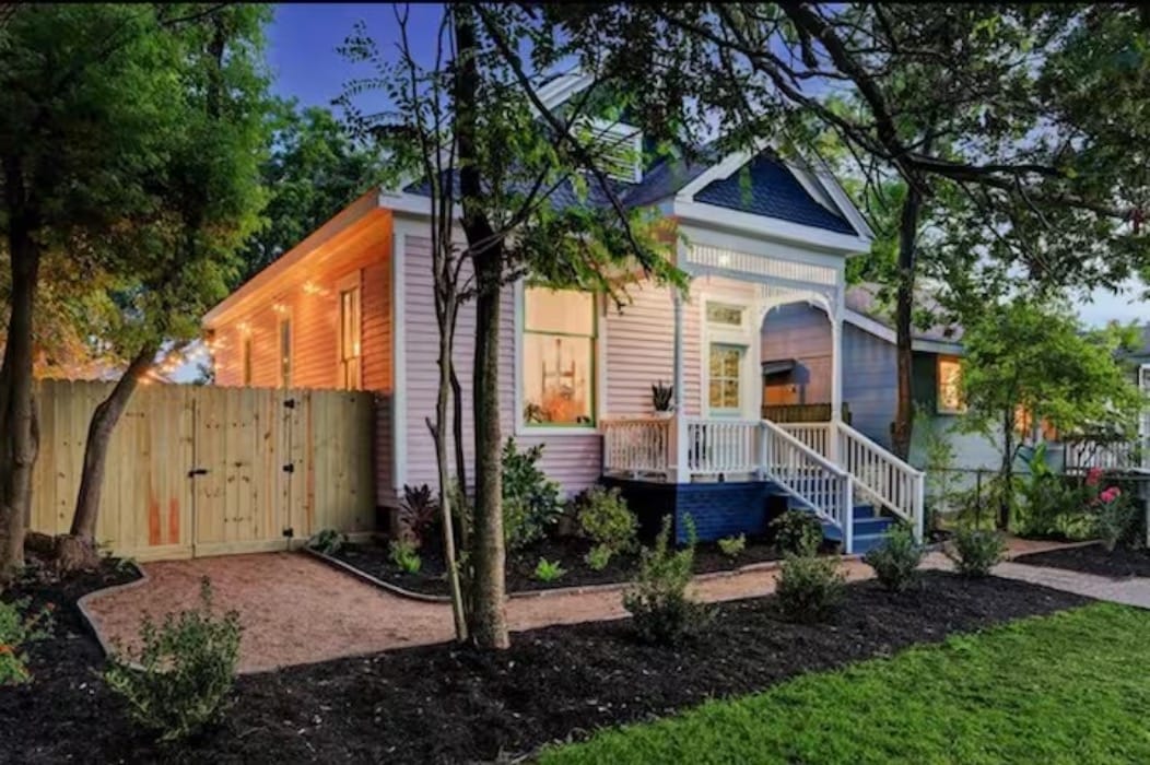 walk 2 beach! artistic home w/large backyard