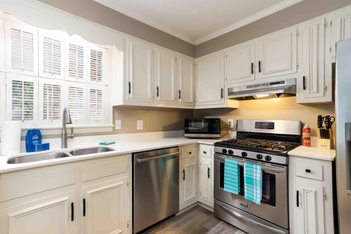 Sunset Hill Cottage: East: Cozy, Modern, Walkable to UNCG