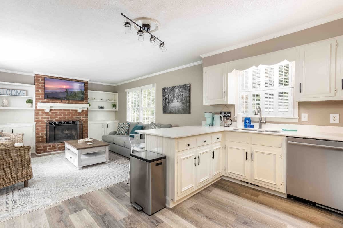 Sunset Hill Cottage: East: Cozy, Modern, Walkable to UNCG