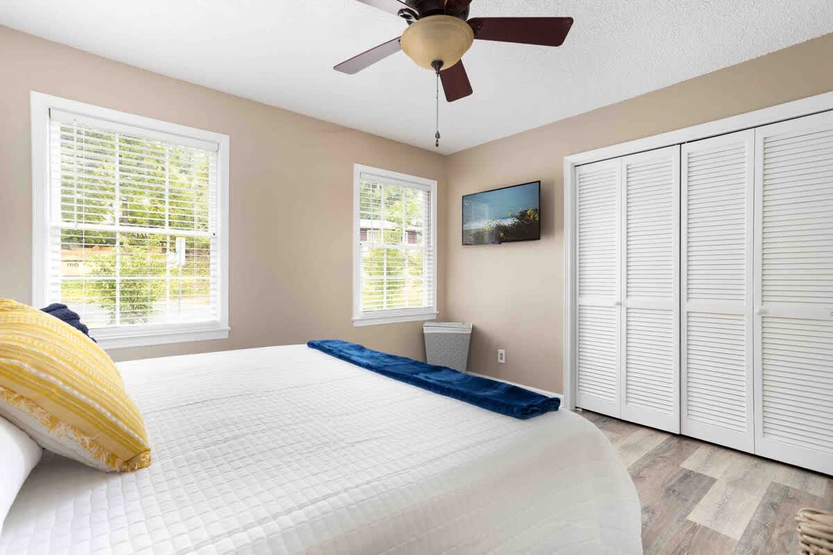 Sunset Hill Cottage: East: Cozy, Modern, Walkable to UNCG