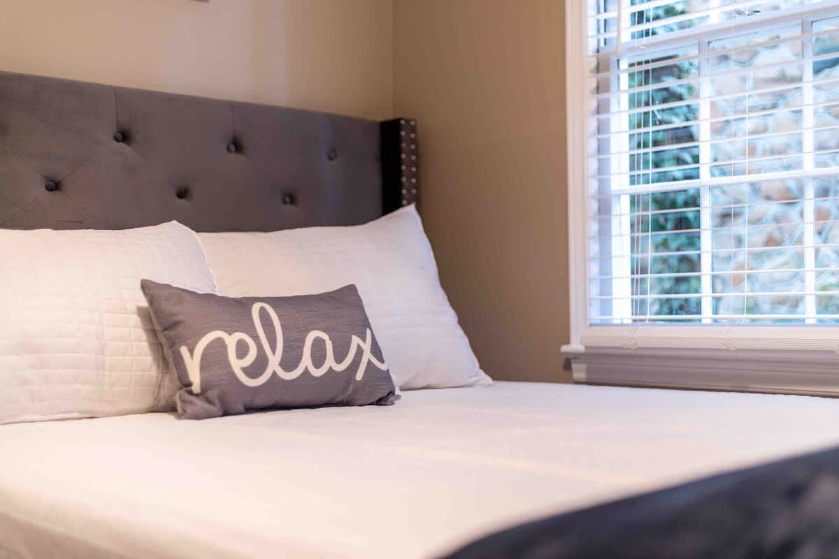 Sunset Hill Cottage: East: Cozy, Modern, Walkable to UNCG