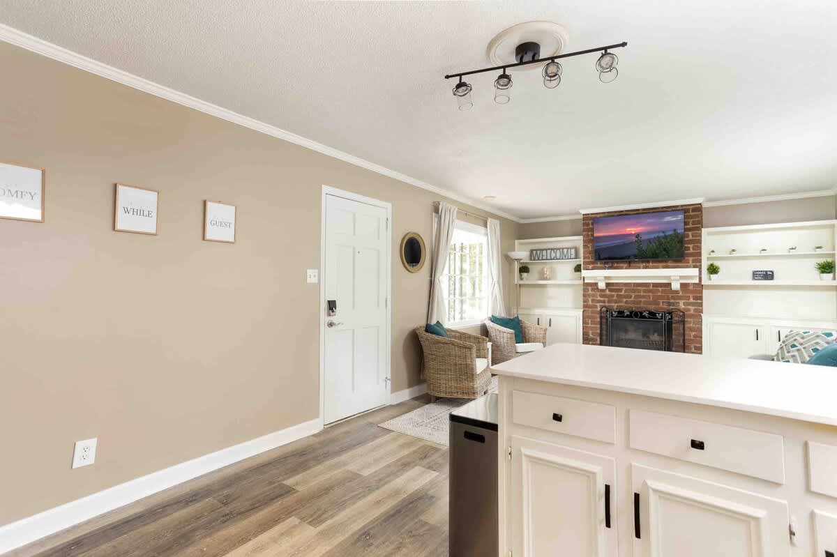 Sunset Hill Cottage: East: Cozy, Modern, Walkable to UNCG