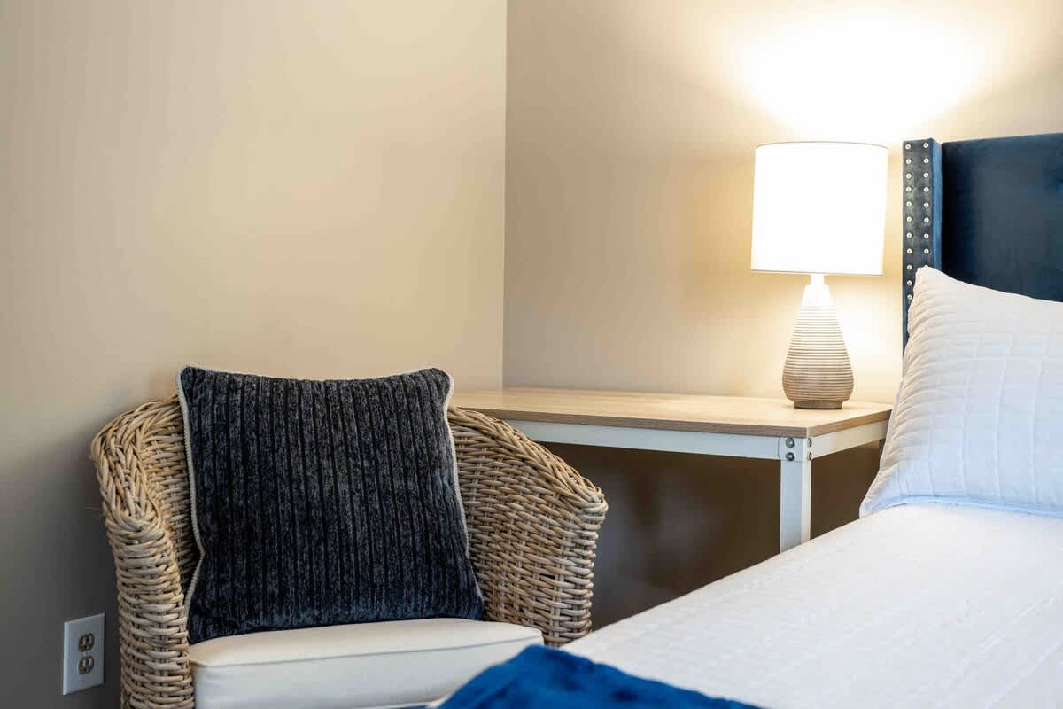 Sunset Hill Cottage: East: Cozy, Modern, Walkable to UNCG