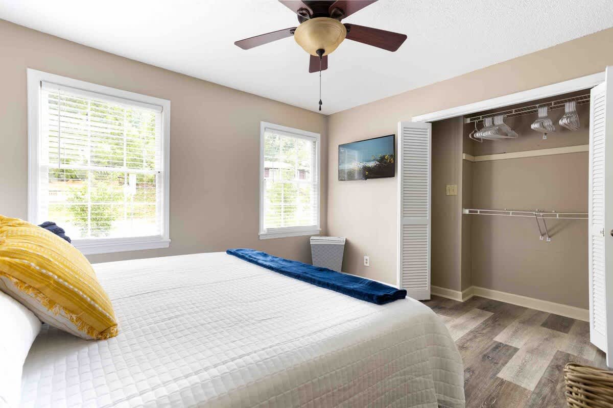 Sunset Hill Cottage: East: Cozy, Modern, Walkable to UNCG