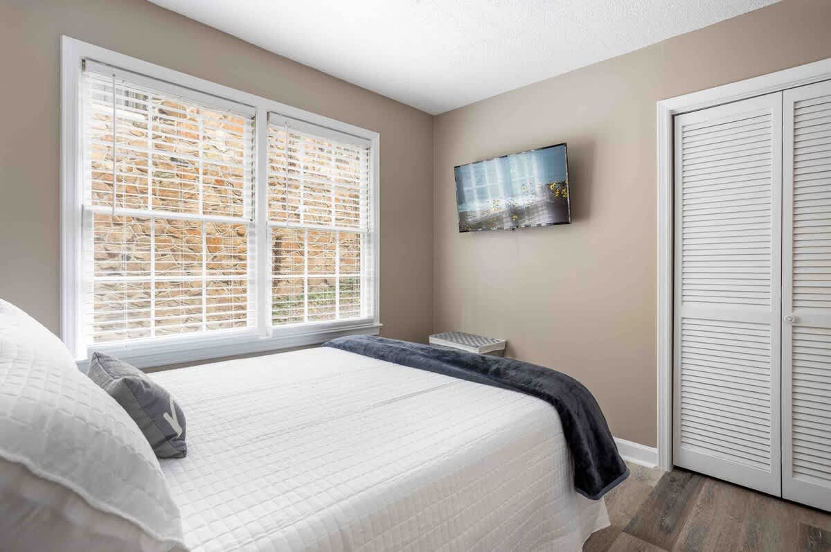 Sunset Hill Cottage: East: Cozy, Modern, Walkable to UNCG