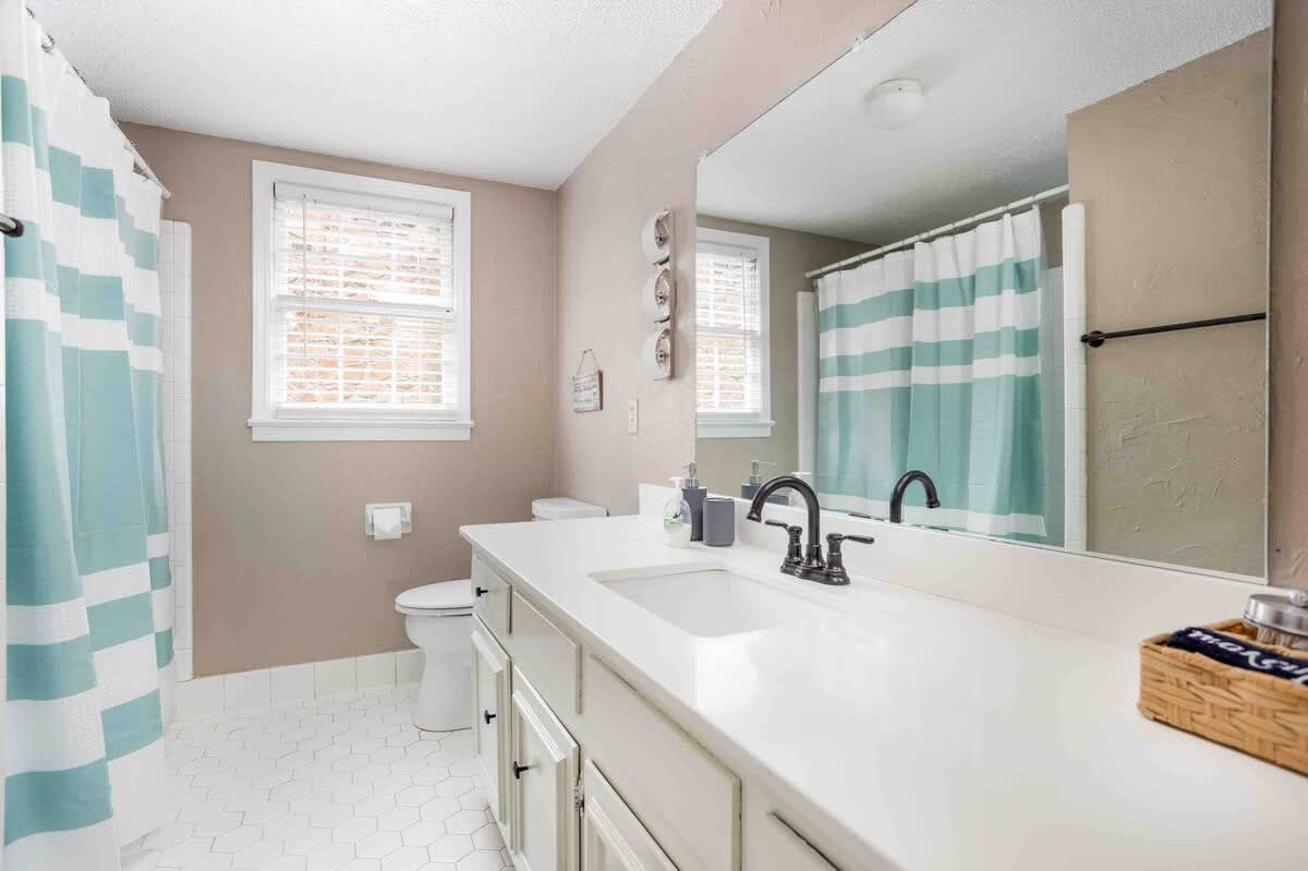 Sunset Hill Cottage: East: Cozy, Modern, Walkable to UNCG