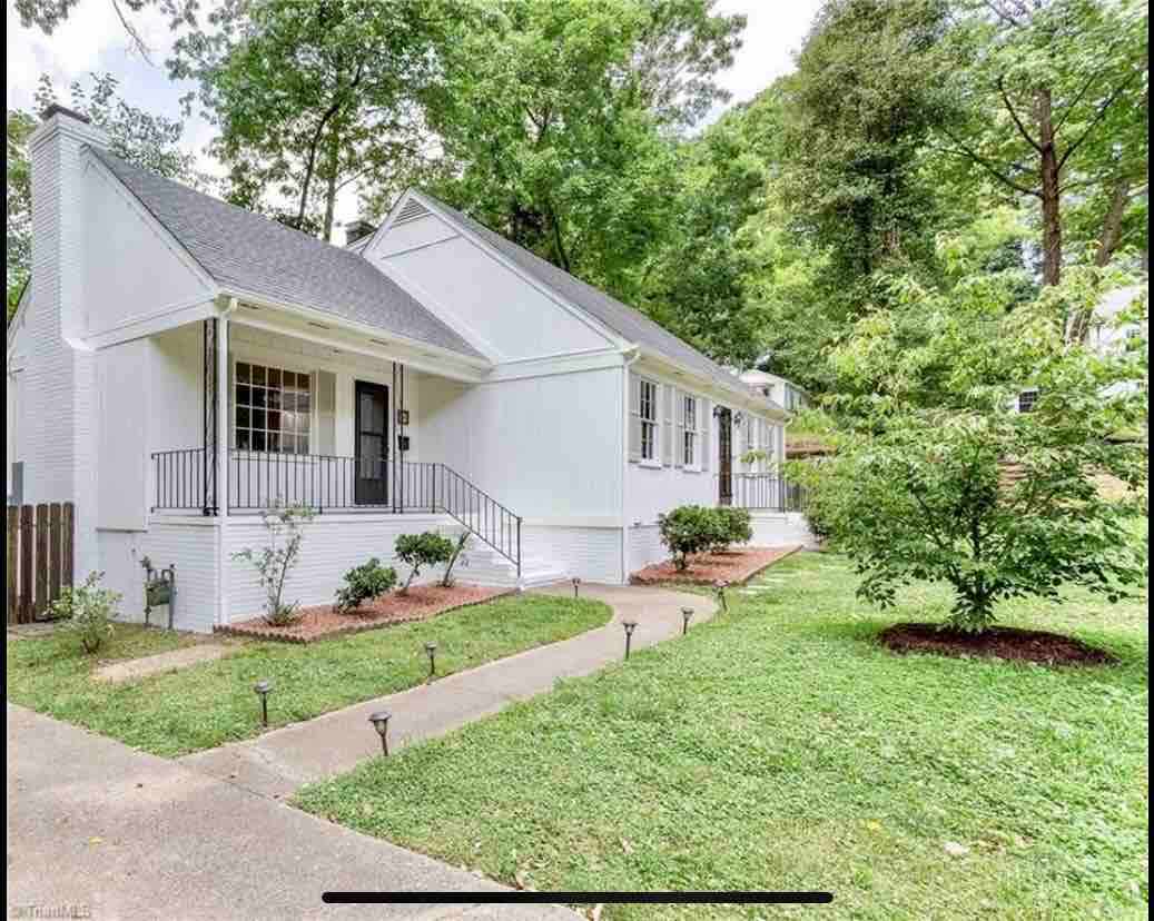 Sunset Hill Cottage: East: Cozy, Modern, Walkable to UNCG