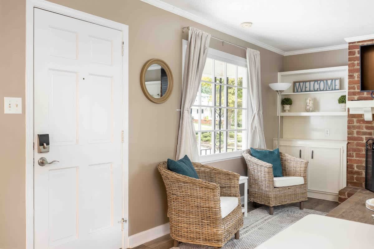 Sunset Hill Cottage: East: Cozy, Modern, Walkable to UNCG