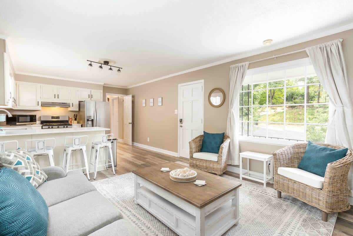 Sunset Hill Cottage: East: Cozy, Modern, Walkable to UNCG