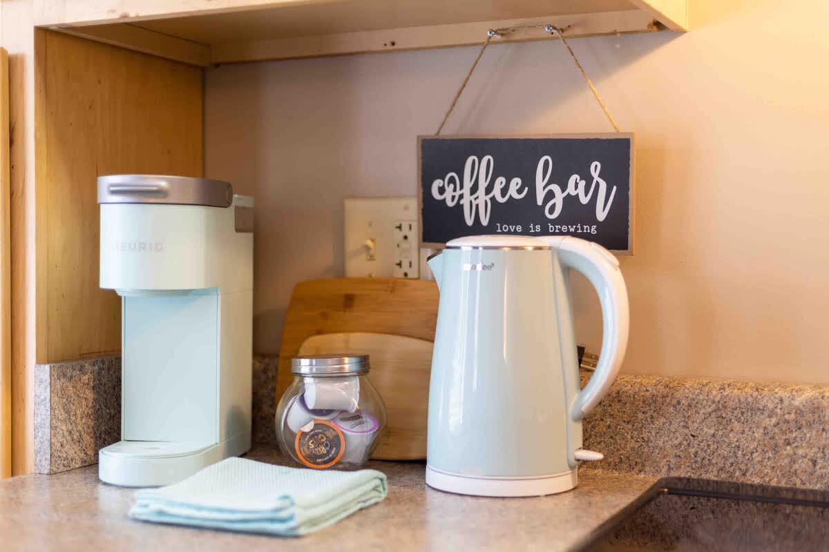 Sunset Hill Cottage: West: Bright & Spacious, Minutes to Downtown