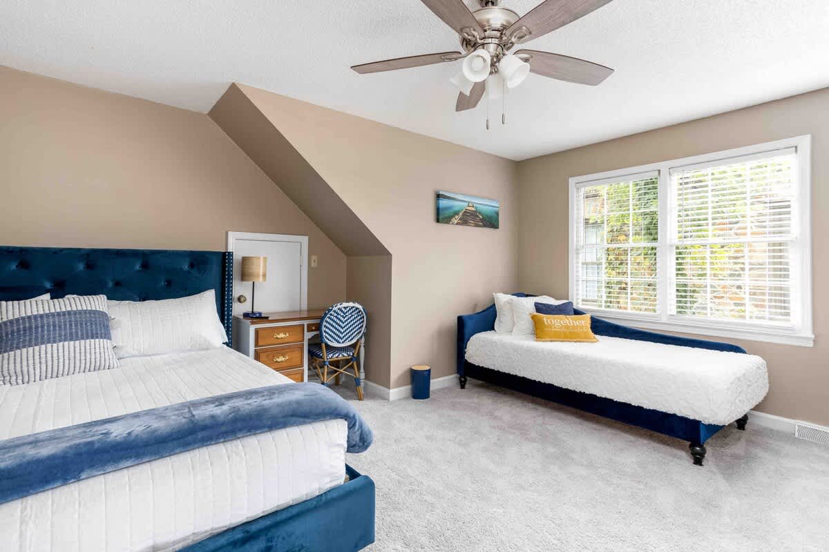 Sunset Hill Cottage: West: Bright & Spacious, Minutes to Downtown