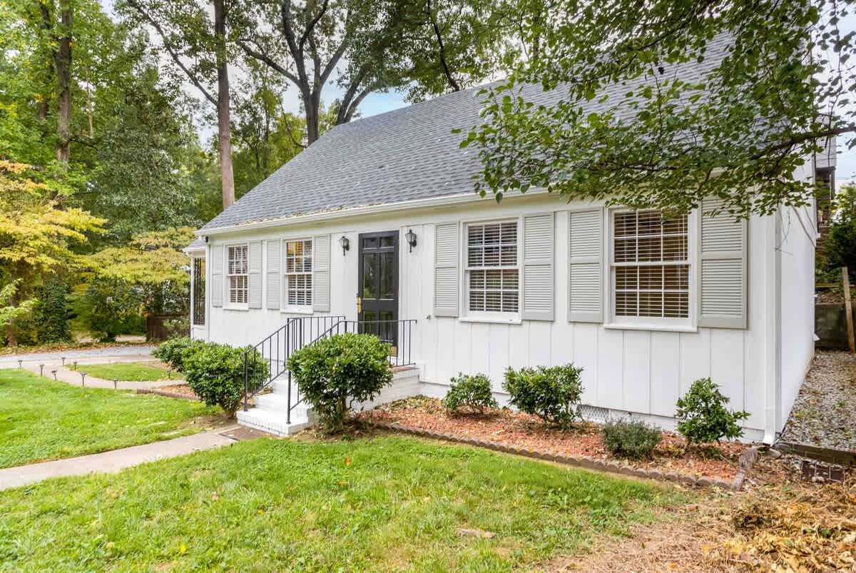 Sunset Hill Cottage: West: Bright & Spacious, Minutes to Downtown