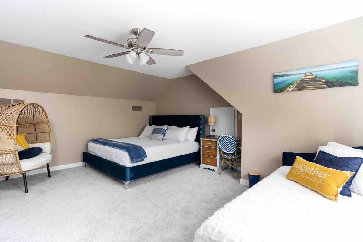 Sunset Hill Cottage: West: Bright & Spacious, Minutes to Downtown