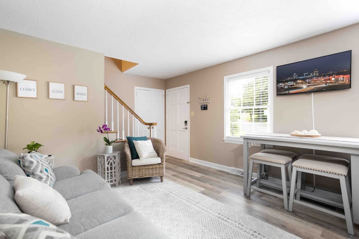 Sunset Hill Cottage: West: Bright & Spacious, Minutes to Downtown