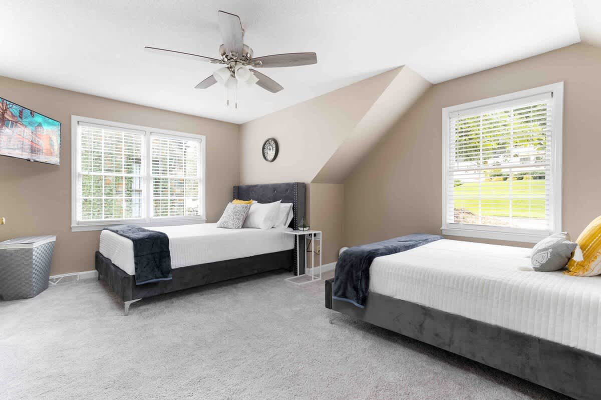 Sunset Hill Cottage: West: Bright & Spacious, Minutes to Downtown