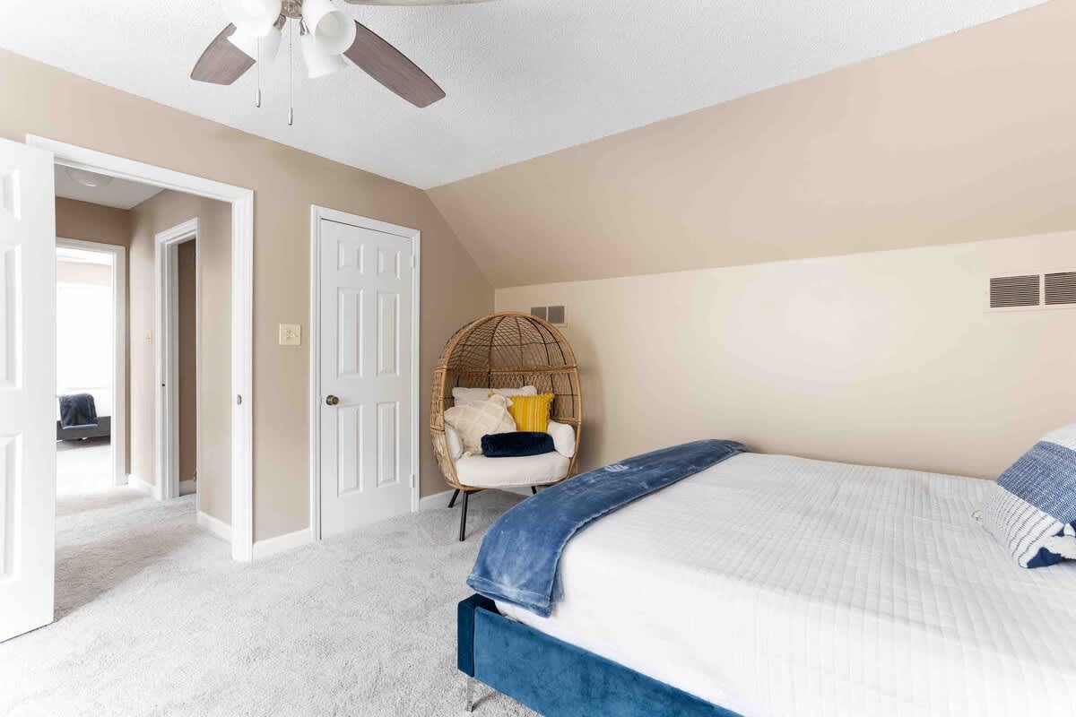 Sunset Hill Cottage: West: Bright & Spacious, Minutes to Downtown