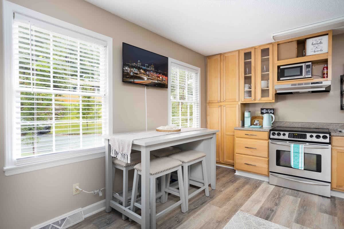 Sunset Hill Cottage: West: Bright & Spacious, Minutes to Downtown