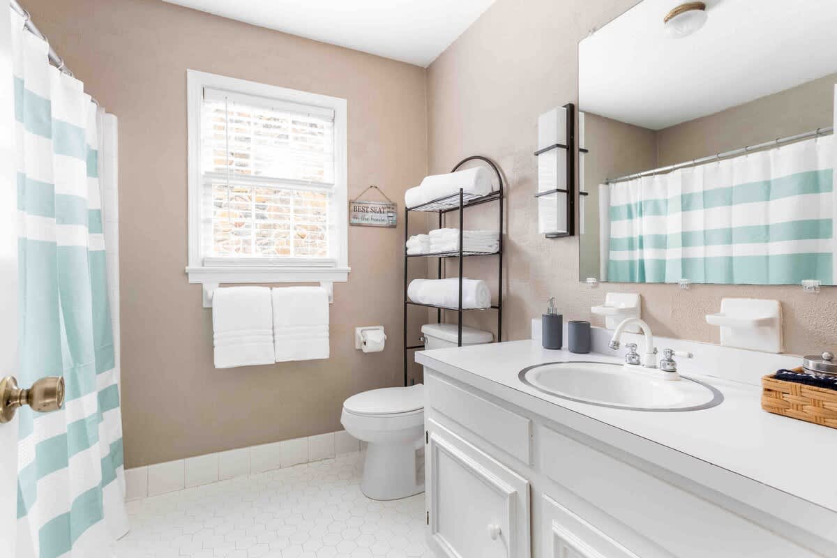 Sunset Hill Cottage: West: Bright & Spacious, Minutes to Downtown