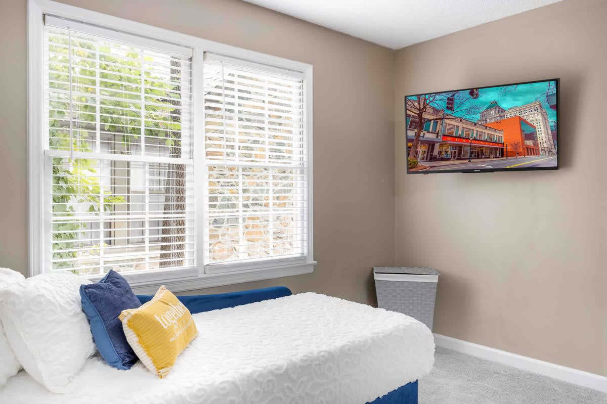 Sunset Hill Cottage: West: Bright & Spacious, Minutes to Downtown