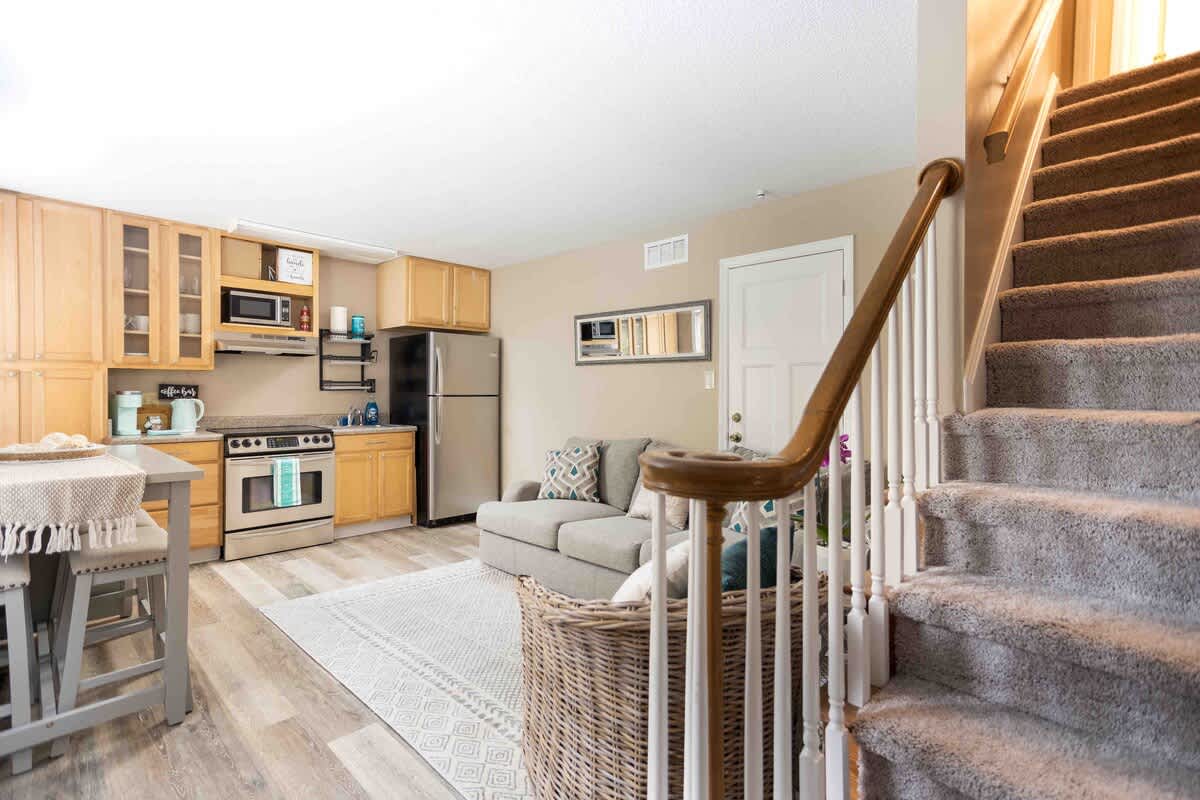 Sunset Hill Cottage: West: Bright & Spacious, Minutes to Downtown