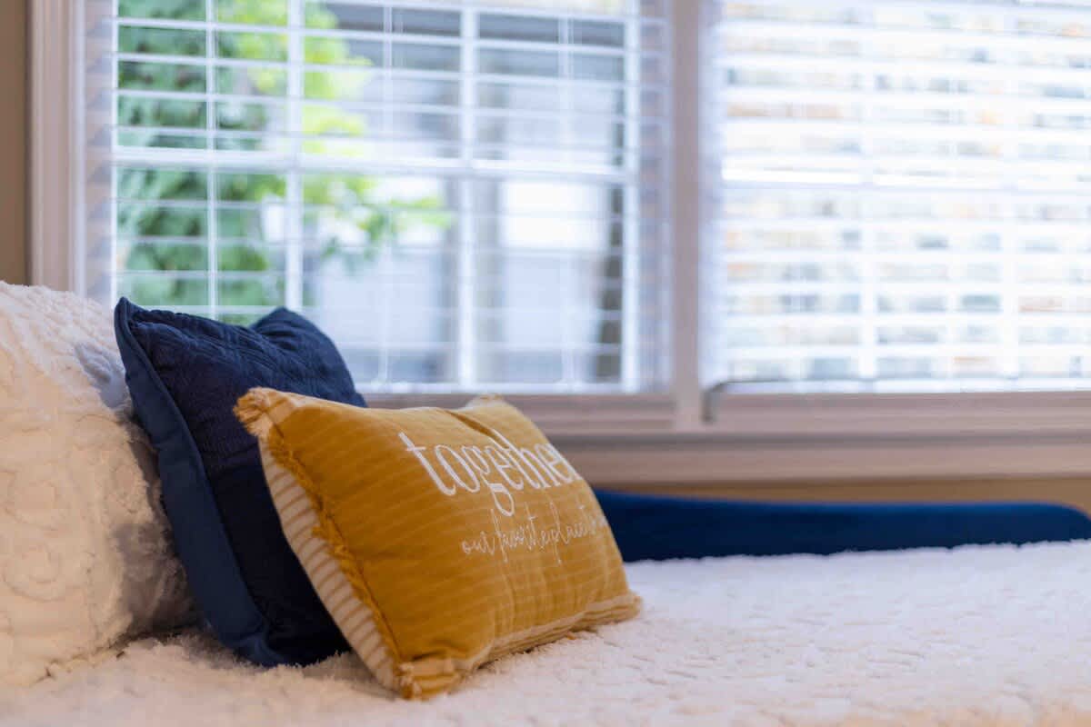 Sunset Hill Cottage: West: Bright & Spacious, Minutes to Downtown