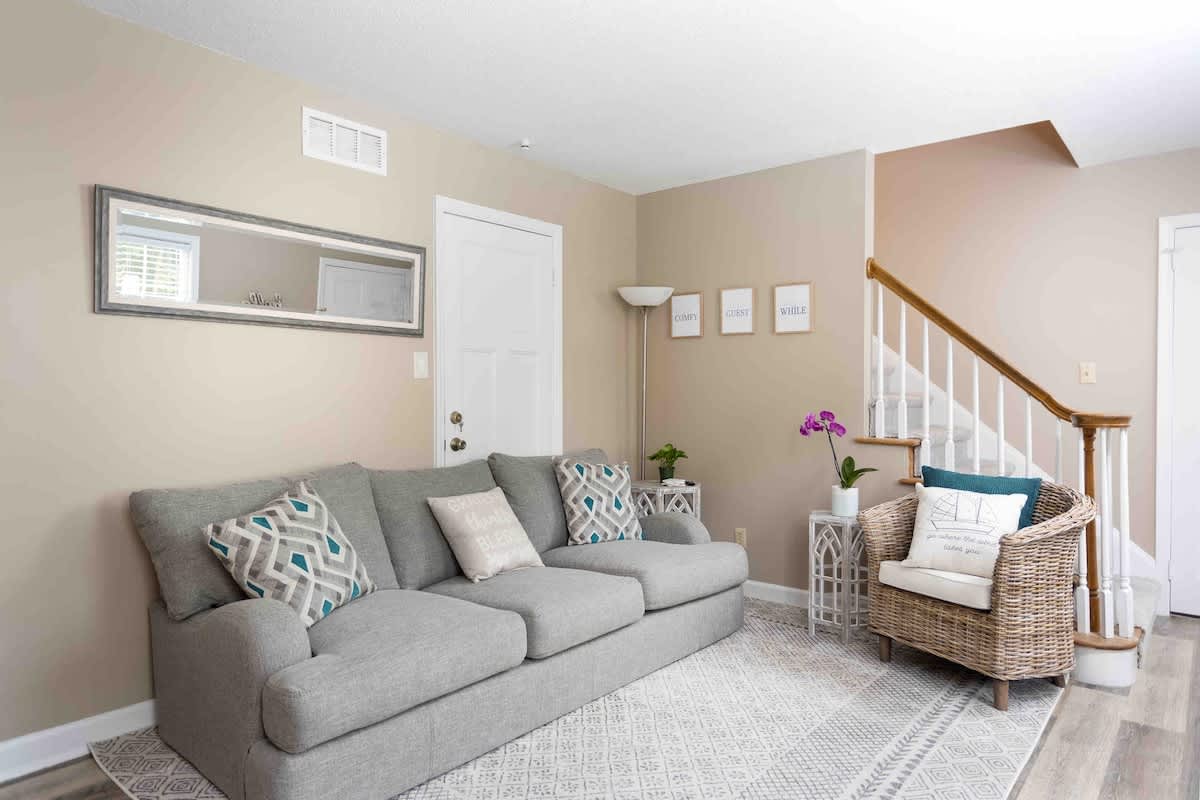 Sunset Hill Cottage: West: Bright & Spacious, Minutes to Downtown