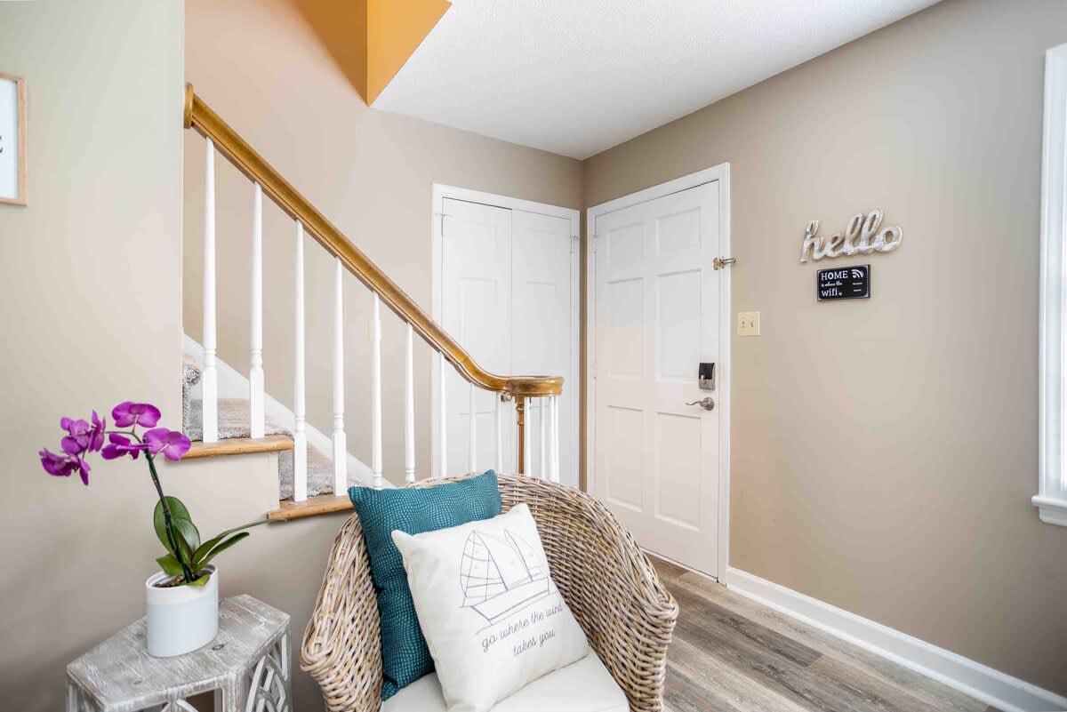 Sunset Hill Cottage: West: Bright & Spacious, Minutes to Downtown