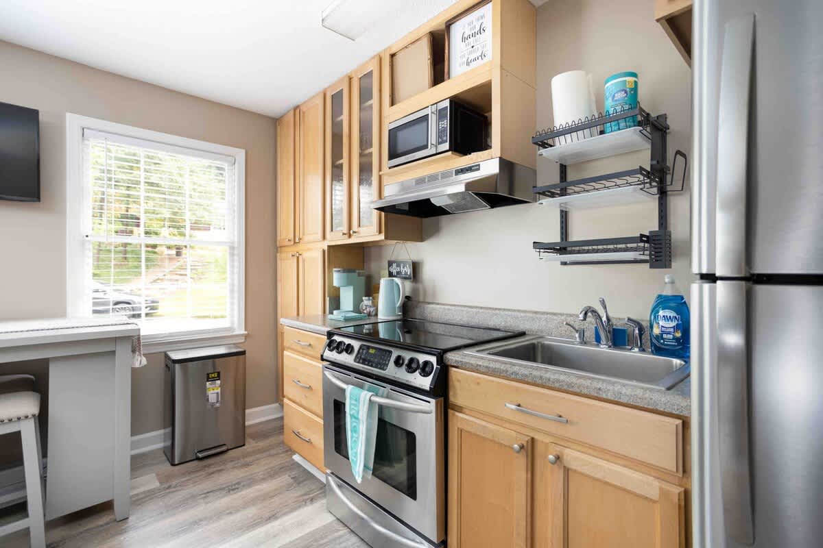 Sunset Hill Cottage: West: Bright & Spacious, Minutes to Downtown