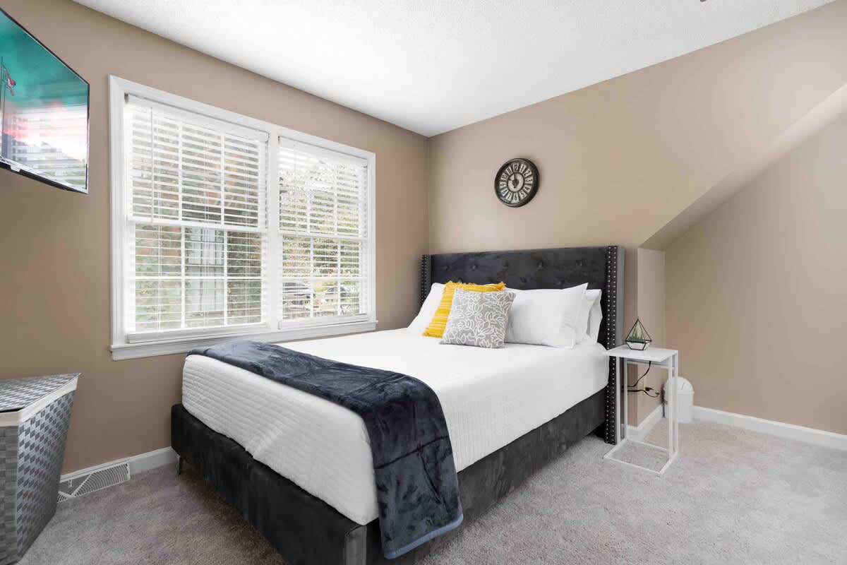 Sunset Hill Cottage: West: Bright & Spacious, Minutes to Downtown