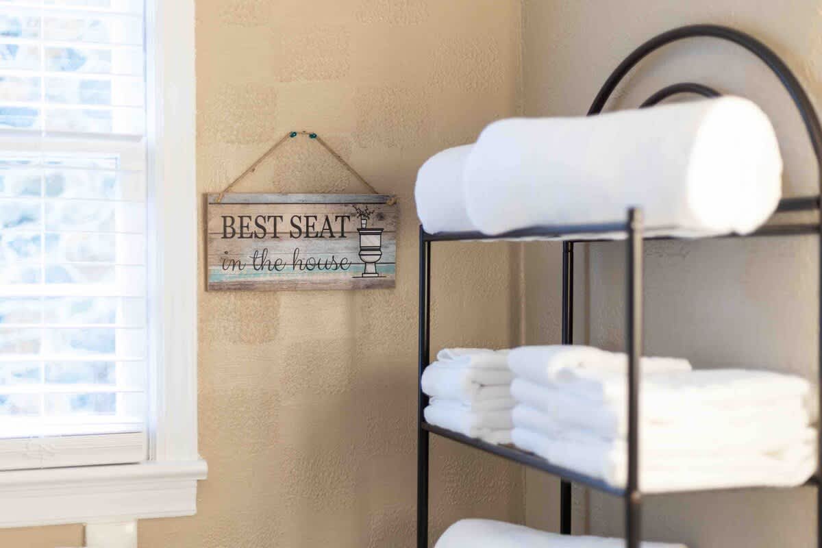 Sunset Hill Cottage: West: Bright & Spacious, Minutes to Downtown