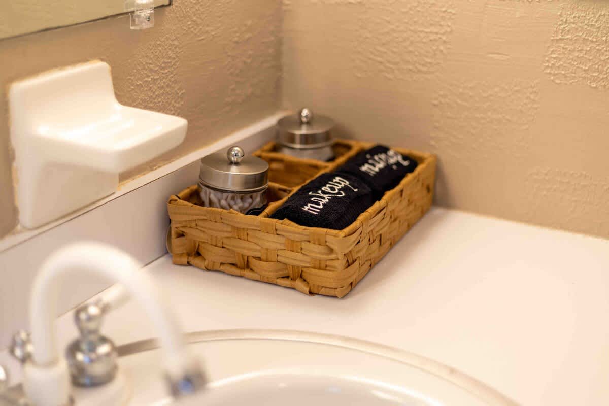 Sunset Hill Cottage: West: Bright & Spacious, Minutes to Downtown