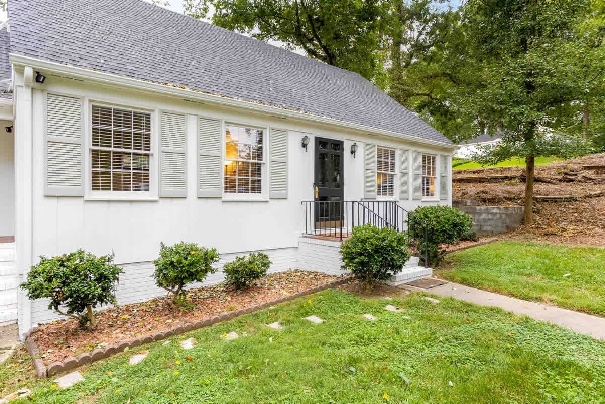 Sunset Hill Cottage: West: Bright & Spacious, Minutes to Downtown