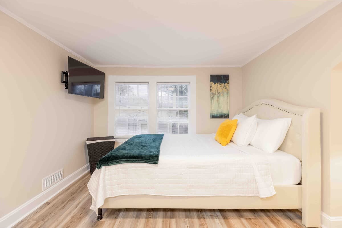 Westwood Retreat: Chic Interiors in a Premier Neighborhood