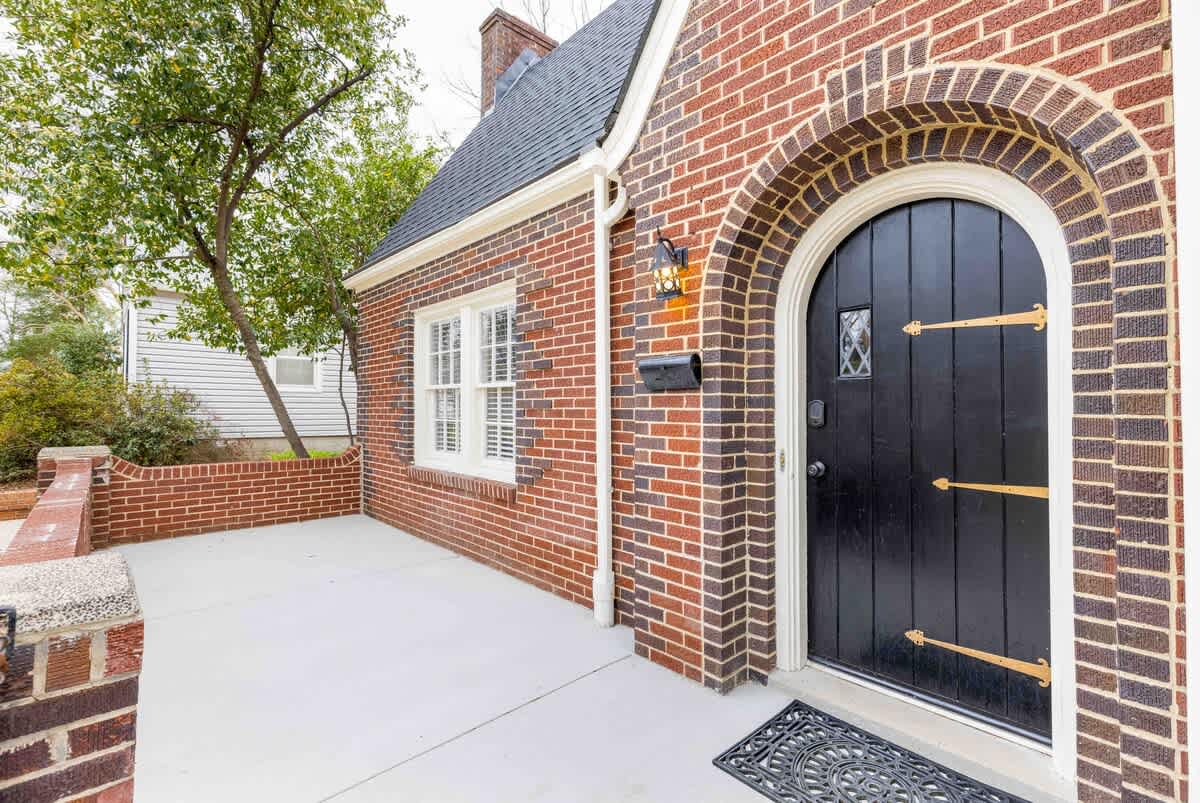 Westwood Retreat: Chic Interiors in a Premier Neighborhood