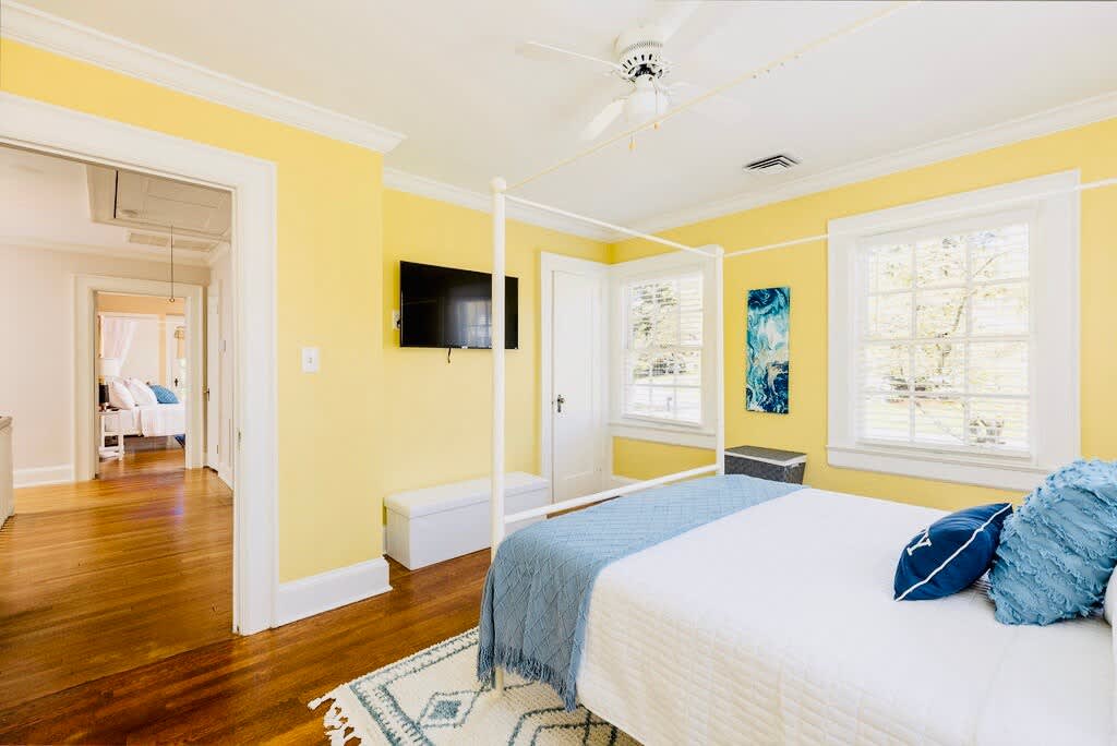 Greenway Manor: Grand Historic Home on Lush Grounds