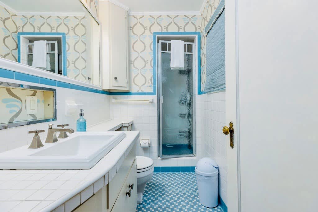 Greenway Manor: Grand Historic Home on Lush Grounds