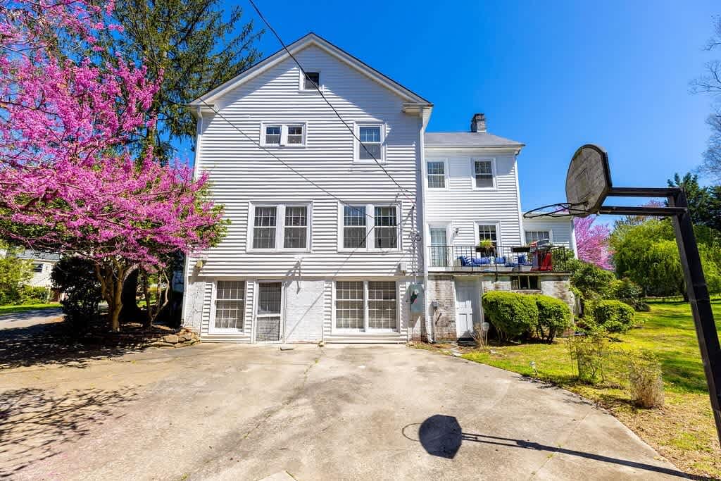 Greenway Manor: Grand Historic Home on Lush Grounds