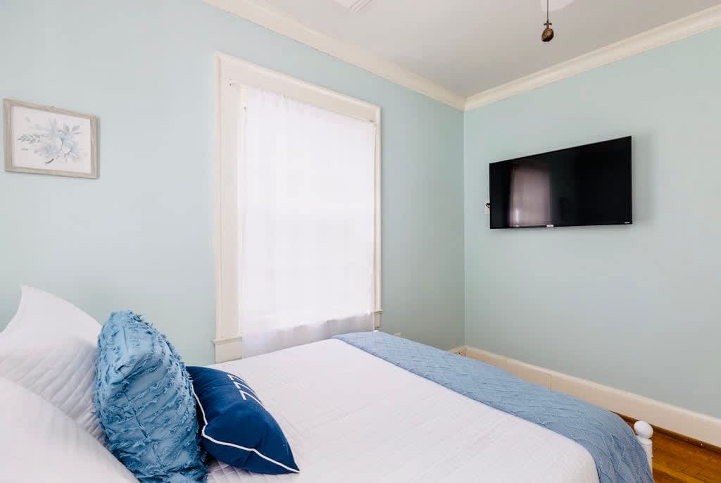 Greenway Manor: Grand Historic Home on Lush Grounds