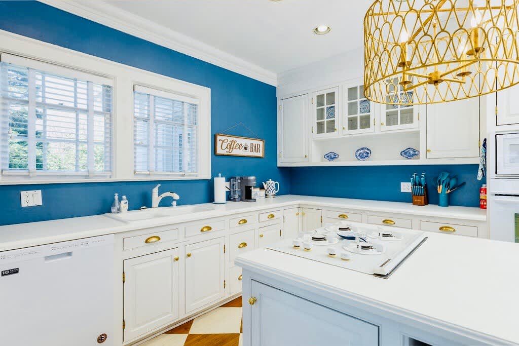 Greenway Manor: Grand Historic Home on Lush Grounds