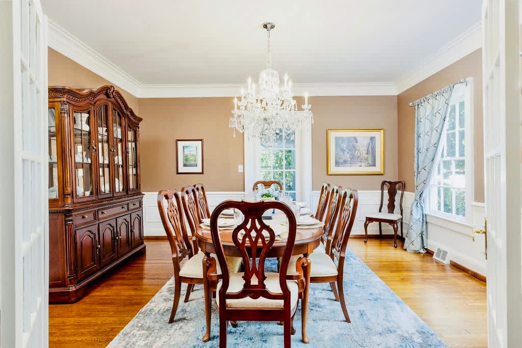 Greenway Manor: Grand Historic Home on Lush Grounds