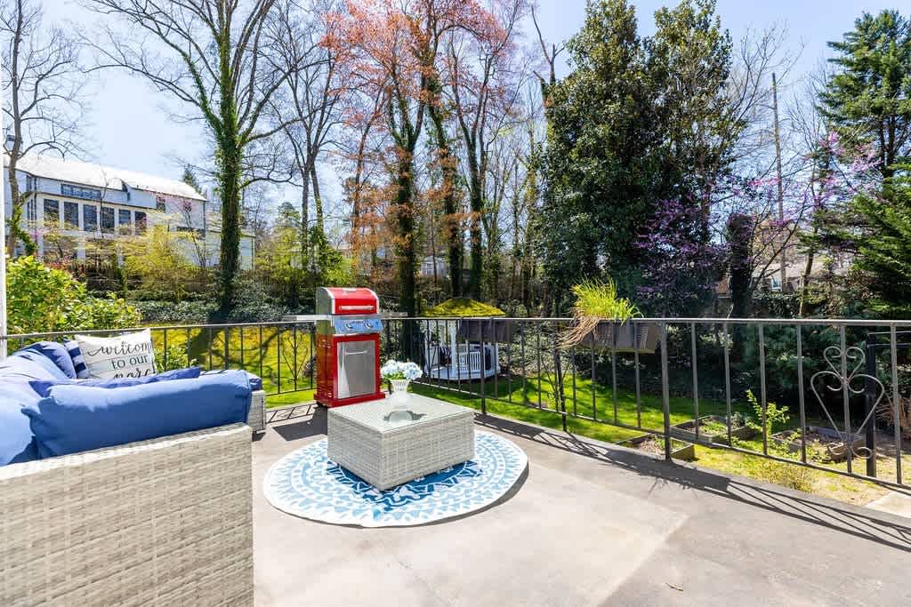 Greenway Manor: Grand Historic Home on Lush Grounds