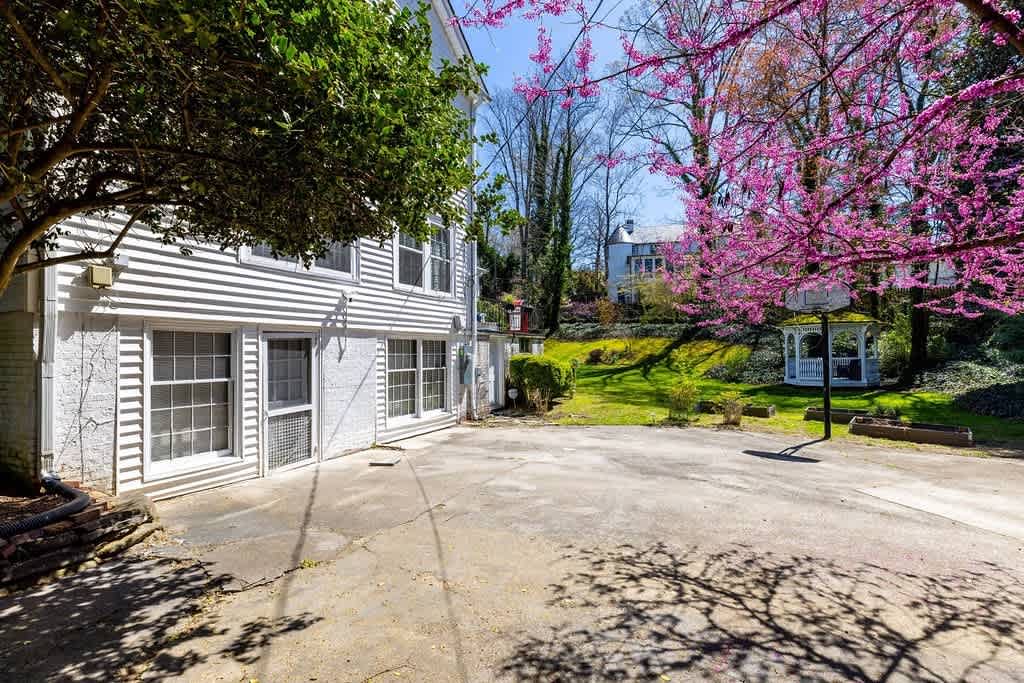 Greenway Manor: Grand Historic Home on Lush Grounds