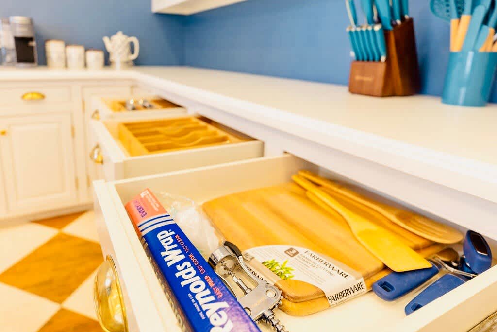 Greenway Manor: Grand Historic Home on Lush Grounds